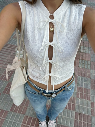SLEEVELES TOP