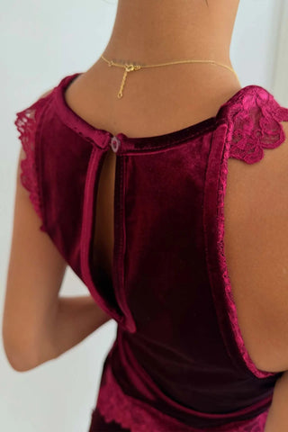 SLEEVELESS TOP